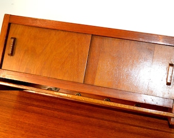 Precioso armario de pared vintage de madera de los años 60 con puertas correderas, color marrón, estilo retro, mediados de siglo, rockabilly, años cincuenta, shabby chic, estilo campestre.