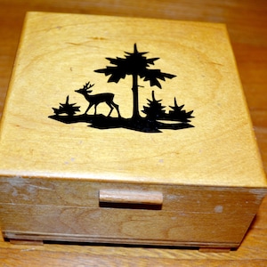 Bellissima scatola di legno vintage marrone, stile retrò anni '50, stile shabby chic, stile country anni '50.
