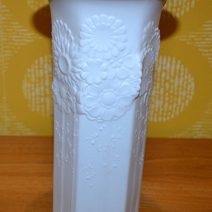 Vintage bisque porcelain vase by AK Kaiser white 70s retro mid century space age shabby chic country house style
