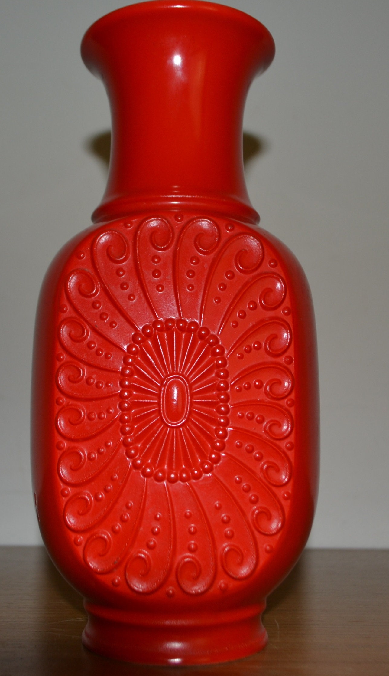 KPM社製の1970年代のヴィンテージ赤い花瓶 - Etsy 日本