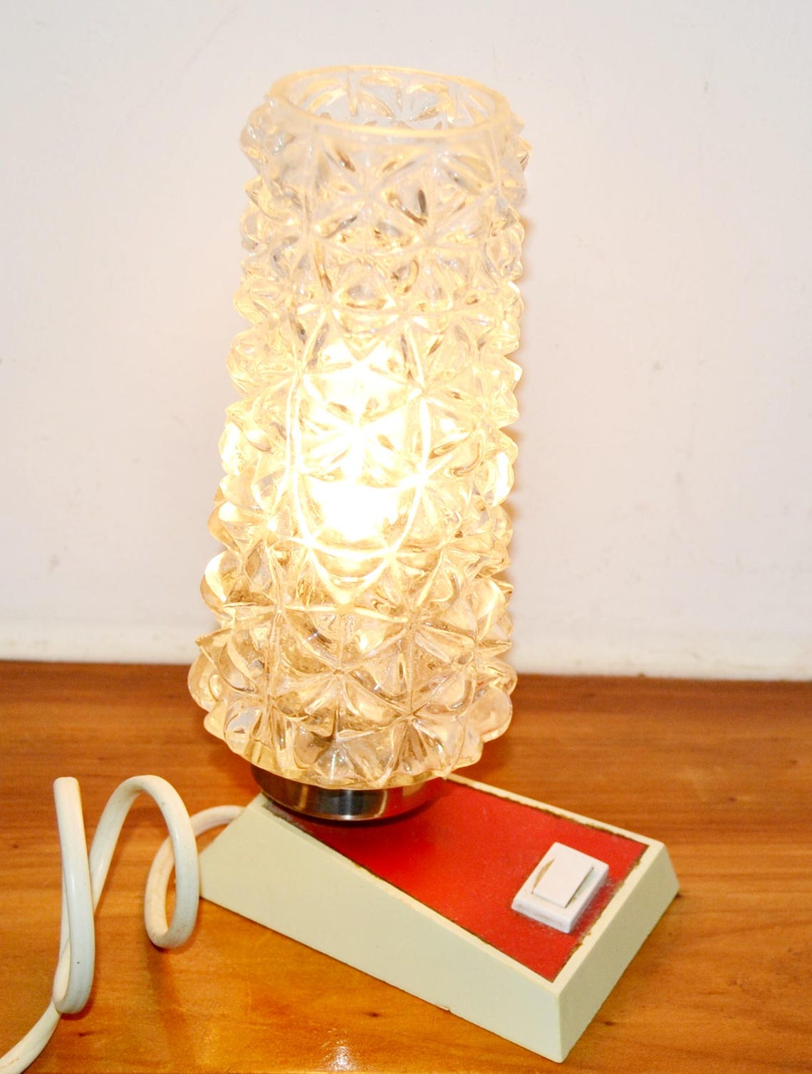 Vintage Tischlampe / Schreibtisch Leuchte  Rot/Weiß   70er Jahre Sixties    Shabby Chic  Retro  Mid Century, foto 1 di 4