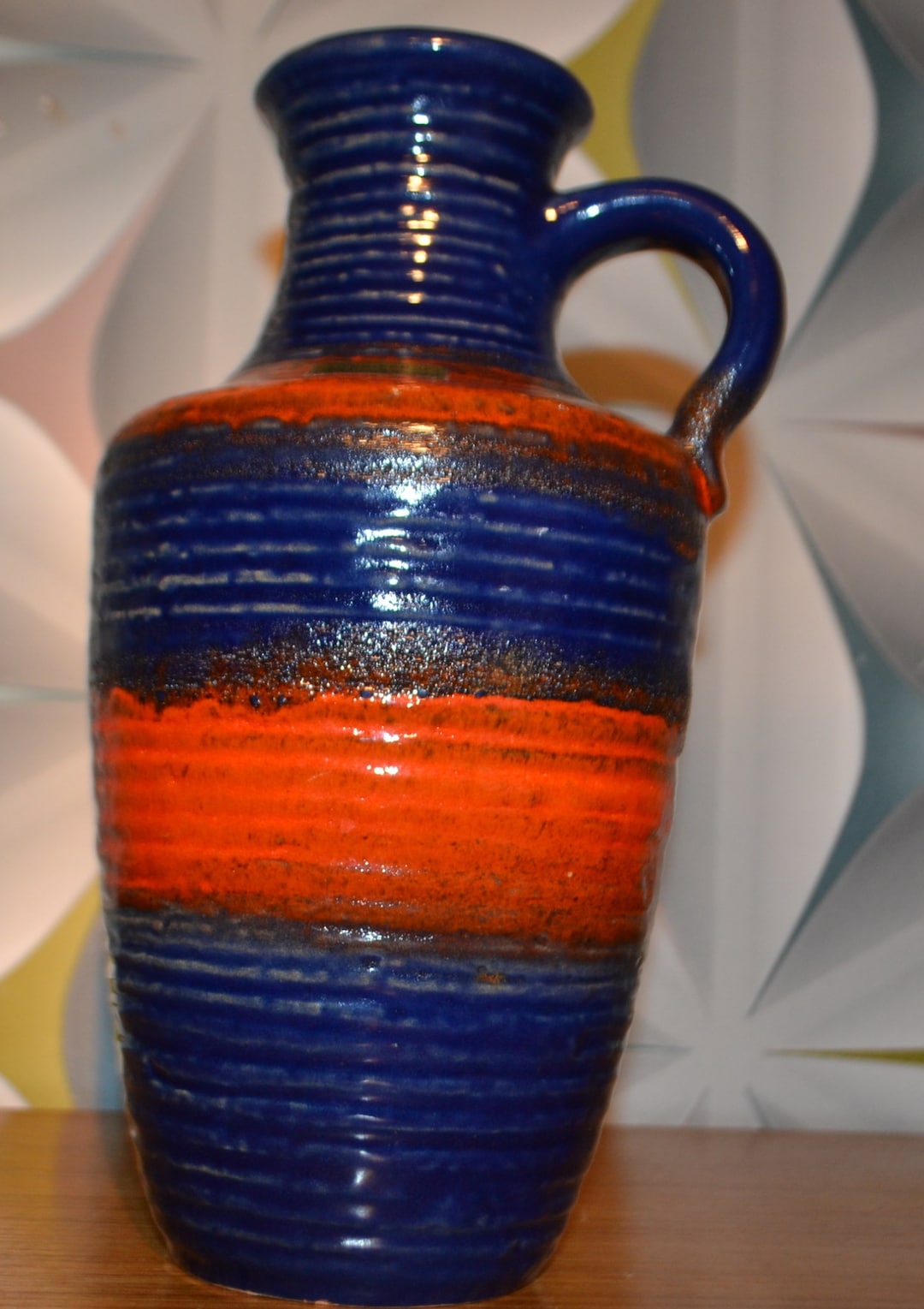 ファットラヴァ Carstens Tönnieshof社 花の浮き彫り 陶器製 Carstens Tönnieshofによるヴィンテージ陶器の花瓶、Fat Lavaデザイン