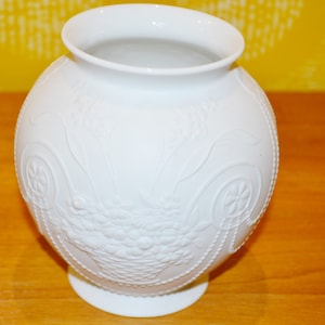 Vintage ceramic vase 70s white by AK Kaiser retro mid century shabby chic country style