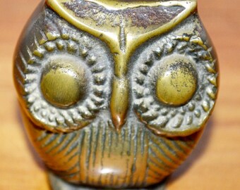 Beautiful small vintage brass owl figurine, 1950s, gold-colored, Space Age, retro, mid-century, shabby chic, country style.