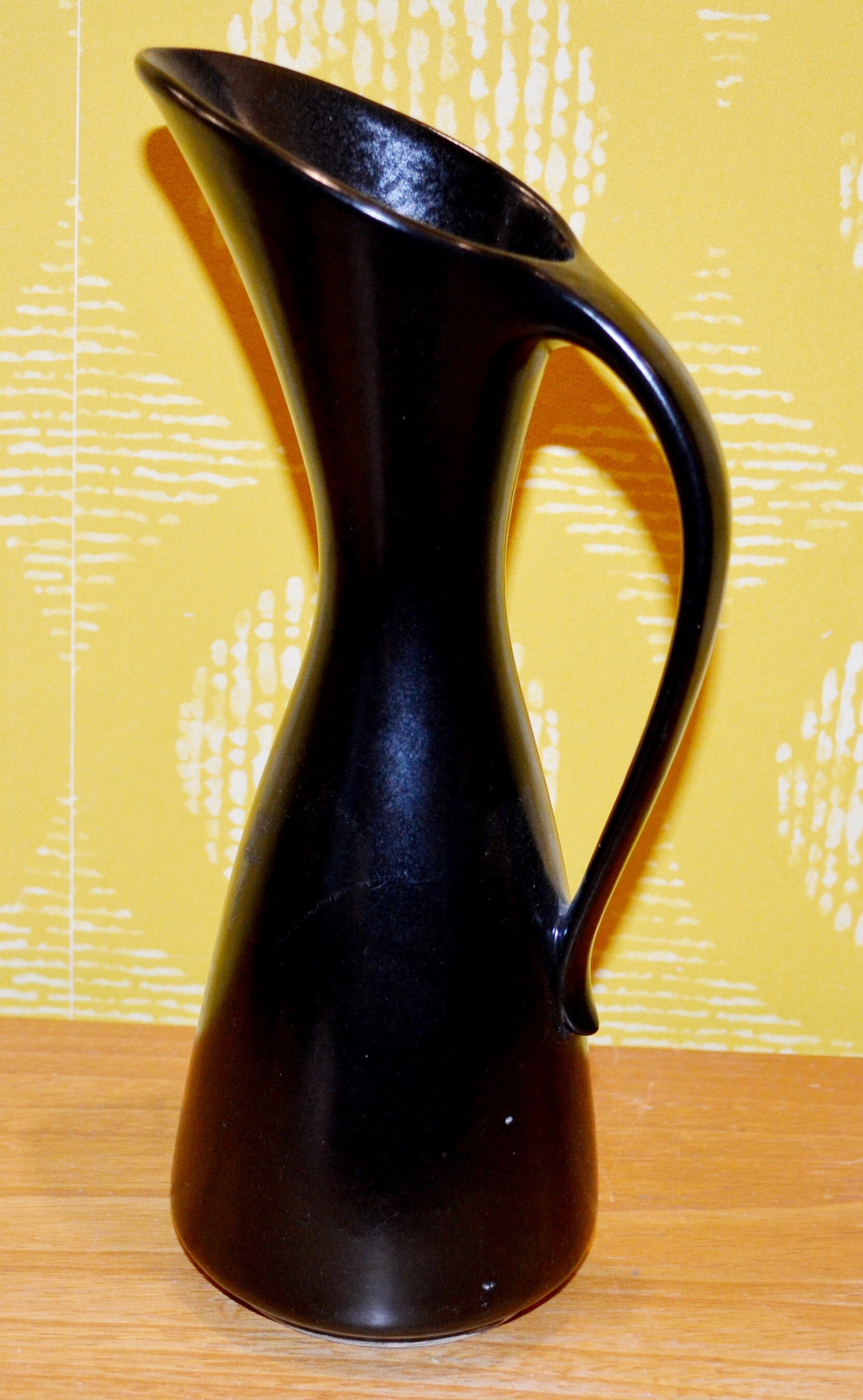 美しい黒の陶器の花瓶、レトロなミッドセンチュリー、シャビーシックな