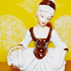 Vintage Porcelain Figurine Lady Beige/Brown 50s Retro Mid Century Shabby Chic Country Style