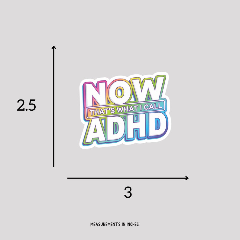 K&ouml;nnte beinhalten: Ein regenbogenfarbener Aufkleber mit dem Text "NOW THAT'S WHAT I CALL ADHD" in wei&szlig;en Buchstaben. Der Aufkleber ist 7,6 cm breit und 6,4 cm hoch.