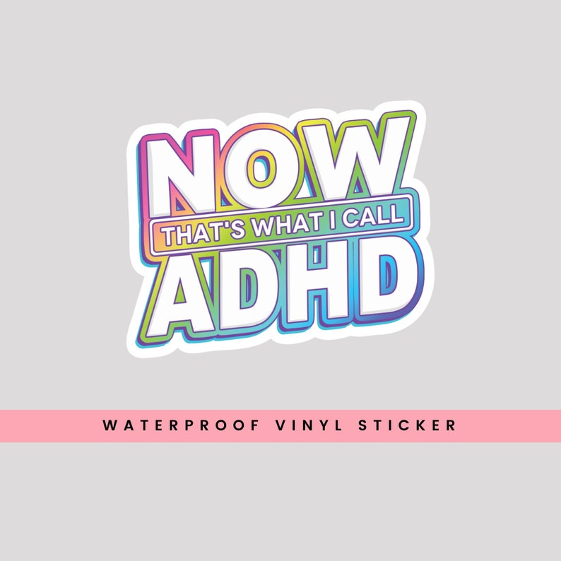 K&ouml;nnte beinhalten: Ein regenbogenfarbener Vinyl-Aufkleber mit dem Text "NOW THAT'S WHAT I CALL ADHD".