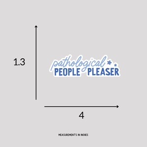 Op de afbeelding: Een blauwe en witte sticker met de tekst "pathological PEOPLE PLEASER" en twee sterren. De sticker is 10,16 cm breed en 3,3 cm hoog.