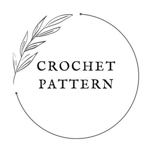 K&ouml;nnte beinhalten: Eine Schwarzwei&szlig;illustration eines belaubten Zweigs mit einem Kreis darum. Der Text "CROCHET PATTERN" befindet sich im Kreis.