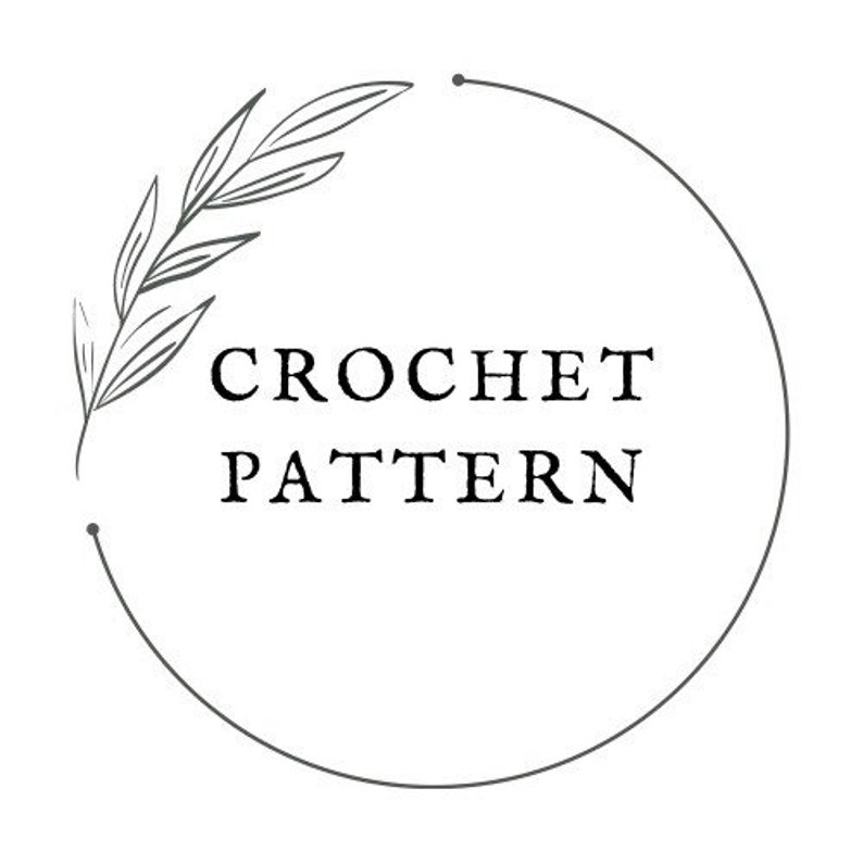 K&ouml;nnte beinhalten: Eine Schwarzwei&szlig;illustration eines belaubten Zweigs mit einem Kreis darum. Der Text "CROCHET PATTERN" befindet sich im Kreis.