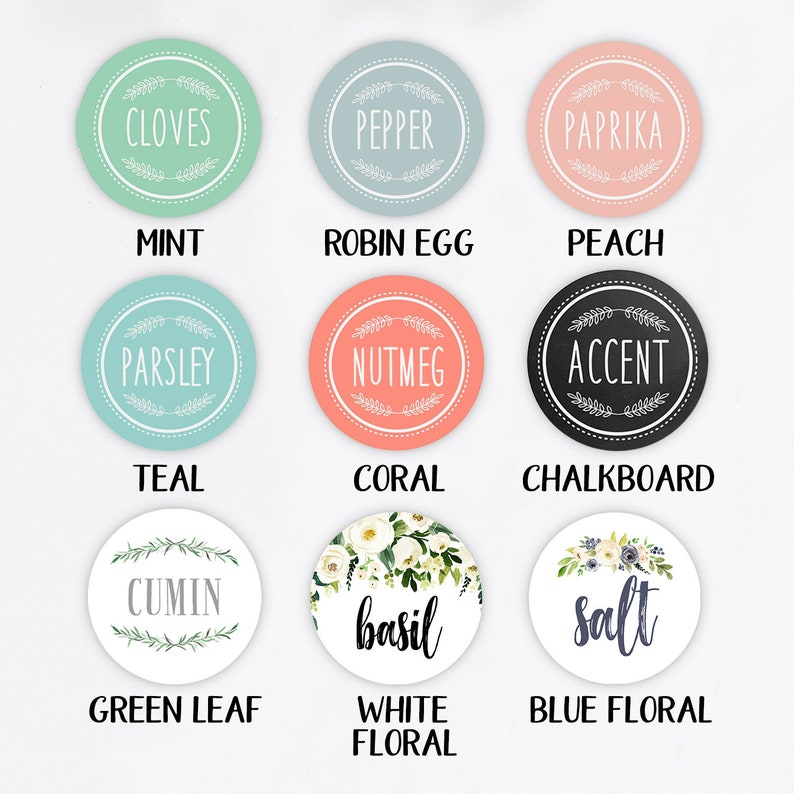K&ouml;nnte beinhalten: Neun runde Gew&uuml;rzglas-Etiketten mit verschiedenen Farben und Designs. Die Etiketten enthalten die W&ouml;rter "Nelken", "Pfeffer", "Paprika", "Minze", "Rotkehlereier", "Pfirsich", "Petersilie", "Muskatnuss", "Akzent", "Blaugr&uuml;n", "Koralle", "Tafel", "Kreuzk&uuml;mmel", "Basilikum", "Salz", "gr&uuml;nes Blatt", "wei&szlig;e Bl&uuml;te" und "blaue Bl&uuml;te".