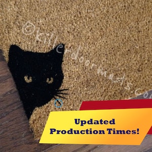 新価格！覗く黒猫のかわいいマット、Killer Doormats のカスタム手描きウェルカム ドアマットが標準サイズで登場！