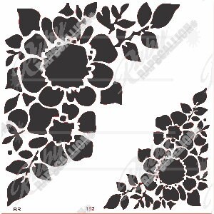 Può includere: Stencil floreale bianco e nero con un motivo ripetitivo di fiori e foglie. Lo stencil è progettato per essere utilizzato per la pittura o progetti di artigianato.