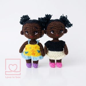 Custom couple crochet dolls celebrating an anniversary, holding a tiny heart with a personalized date, sentimental handmade gift for couples.