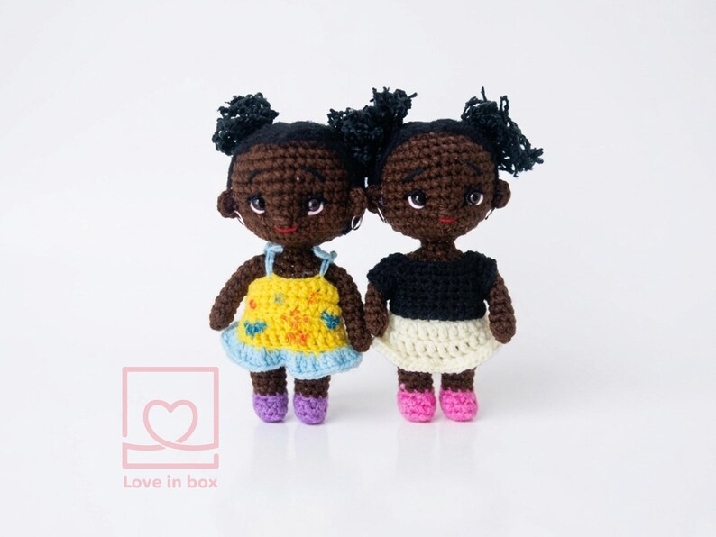Custom couple crochet dolls celebrating an anniversary, holding a tiny heart with a personalized date, sentimental handmade gift for couples.