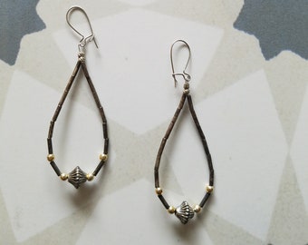 Pendientes colgantes de hematita hechos a mano: hipoalergénicos y ligeros.