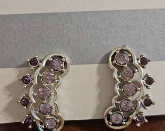Pendientes vintage de clip de amatista morada con pedrería, de mediados de siglo, de la década de 1950.