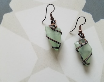Pendientes de vidrio marino: diseño envuelto en alambre de cobre