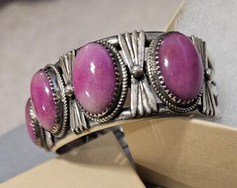 Brazalete nativo americano de sugilita y plata esterlina hecho a mano y firmado por el artista.