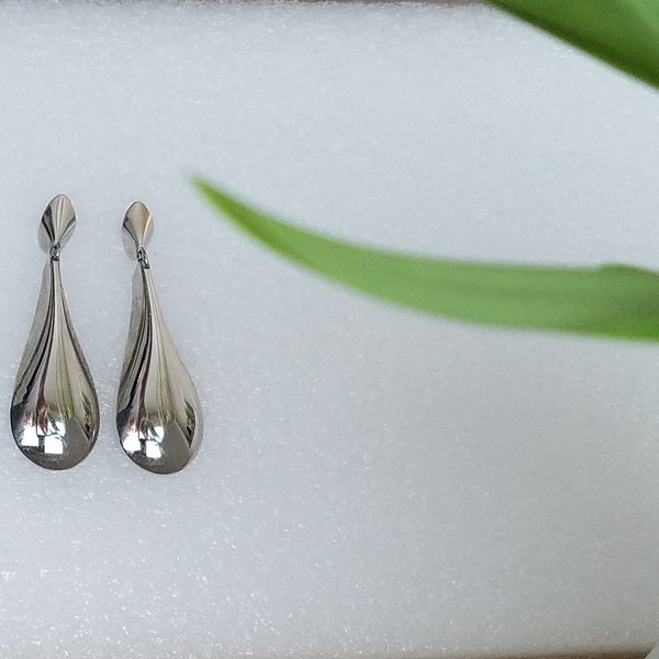 Unusual 1980s silver dangly earrings shaped like a raindrop will go with anything from an elegant evening dress to casual jeans or shorts.