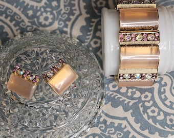 Conjunto vintage de pulsera y pendientes de clip de lucita con pedrería