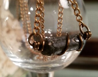 Collar de fósil de baculita: colgante envuelto en alambre de cobre, cadena de 45 cm