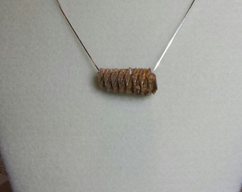 Colgante de fósil de almeja Rastellum del Cretácico: cadena de plata de ley