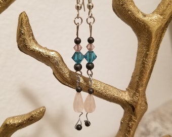 Pendientes colgantes de cuarzo rosa hechos a mano: cristales de Swarovski y cuentas de hematita