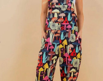 paddestoelprint zwart met veelkleurige paddestoel overall tuinbroek hippie boho casual stijl