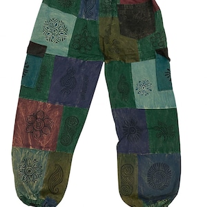 Może przedstawiać: Spodnie w stylu patchwork w odcieniach zieleni, niebieskiego i bordowego. Spodnie posiadają kwadraty z wzorami kwiatowymi i paisley. Mają kieszenie i talię ze sznurkiem. Styl jest swobodny i bohemiczny.