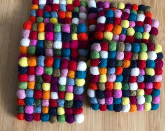 Posavasos multicolores cuadrados con pompones de fieltro, hechos a mano en Nepal. Juego de 3, 6 piezas