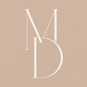 Peut inclure: Logo de monogramme blanc avec les lettres "M" et "D" entrelacées.