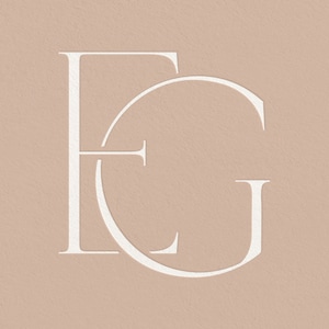 Puede incluir: Logotipo de monograma blanco con las letras "EG" entrelazadas sobre un fondo marrón claro.