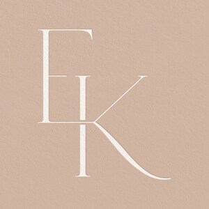 Puede incluir: Monograma con las iniciales "E" y "K" en blanco, en un estilo moderno y minimalista sobre un fondo marrón claro.