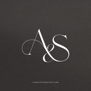 Könnte beinhalten: Handgefertigtes Holzschild mit dem Text "Welcome" in verspielter Schrift. Das Schild hat einen weißen, abgenutzten Hintergrund und einen dunkel gebeizten Holzrahmen. Ein kleines, dekoratives Herz ist am Schild befestigt.