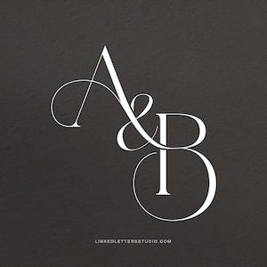 Könnte beinhalten: Ein weißes Monogramm-Design mit den Buchstaben A und B, die mit einem Und-Zeichen ineinander verschlungen sind. Die Buchstaben sind in eleganter, kursiv geschriebener Schrift gestaltet. Das Design ist vor einem dunkelgrauen Hintergrund platziert. Der Text "linkedlettersstudio.com" erscheint unterhalb des Monogramms.