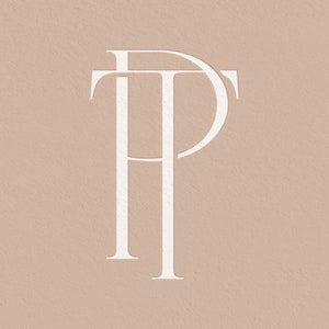 Può includere: Logo monogramma bianco con le lettere "TP" intrecciate.