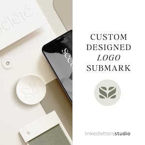 Op de afbeelding: Een close-up van een telefoonscherm waarop een logo-ontwerp voor een bedrijf genaamd "Secre" wordt weergegeven met de tekst "CUSTOM DESIGNED LOGO SUBMARK linkedletterstudio" op een witte achtergrond.