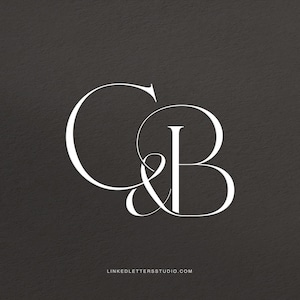 Könnte beinhalten: Elegante, verschlungene weiße Initialen "C & B" auf dunklem Grauton. Die Buchstaben sind mit einer klassischen Serifenschrift gestaltet. Die Website-Adresse linkedlettersstudio.com befindet sich unten.