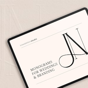 Może przedstawiać: Biały tablet z czarną ramką wyświetla czarno-biały projekt monogramu liter "JN" z tekstem "linkedlettersstudio" i "MONOGRAMY NA ŚLUBY I MARKI" w kolorze czarnym.
