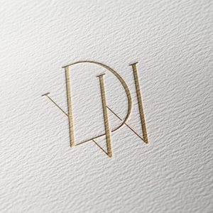 Könnte beinhalten: Ein goldenes Monogramm-Logo mit den ineinander verschlungenen Buchstaben "LW".