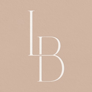 Può includere: Un logo monogramma bianco con le lettere "LB" impilate l'una sull'altra. Le lettere sono in un carattere semplice e moderno.