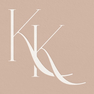 以下が含まれることがあります： スタイリッシュなフォントで「KK」の文字が書かれた白いモノグラム。文字が絡み合っており、右側の「K」はカーブしている。