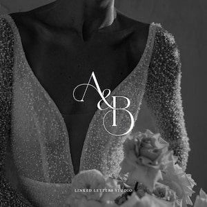 Puede incluir: Imagen en blanco y negro de un vestido de novia con escote pronunciado y mangas largas con cuentas. El vestido presenta las letras entrelazadas "A & B" en una escritura delicada. El texto "LINKED LETTERS STUDIO" está en la parte inferior.