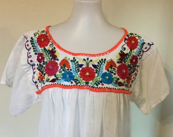Mexican Oaxacan Hand Embroidered Blouse / Mexican Floral Embroidered White Cotton Blouse / Boho Mexican Embroidered Blouse