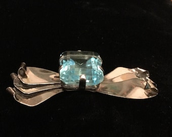 Deco STERLING AQUAMARINE Glass Brooch / Silver 3" Bow Pin / 1" Aquamarine Faceted Glass Stone / Emerald Cut Aqua Stone / Deco Silver Bow Pin