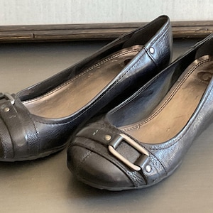 Gianni Bini Black Buckle Ballet Flats Slip On Shoes Size 6M / Black Textured Leather Ballet Flats Small Wedge Heel w Buckle Never Worn