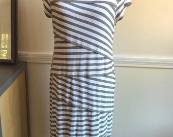 Vestido midi de rayas grises y blancas con volantes diagonales, talla pequeña de Chicos - Talla 1 de Chicos / Vestido midi de jersey a rayas, ideal para el verano, el trabajo, ocasiones informales y fiestas.