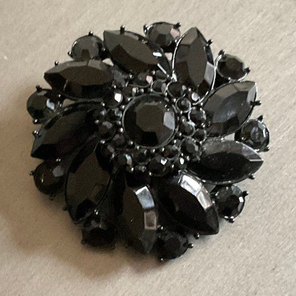 Vintage Black Glass Cluster Dome Pin / 50s Japanned Black Stone Brooch / Black Glass Stone Cluster Brooch / Vintage Black Mourning Brooch